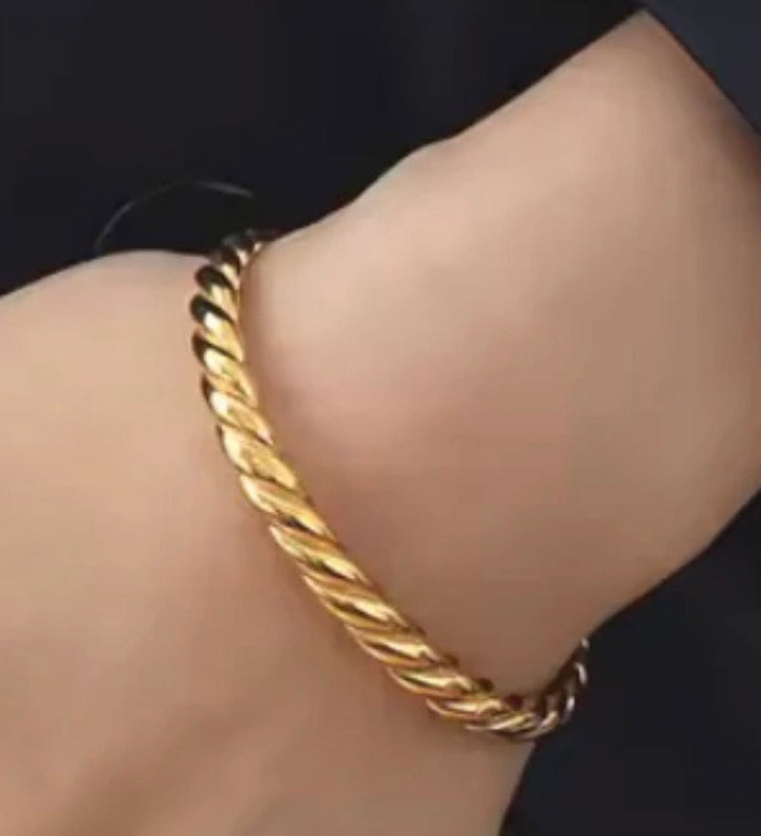 Twisted open cuff